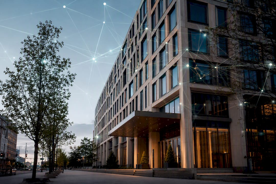 Außenansicht eines Hotels mit dezentem KI-Daten-Overlay