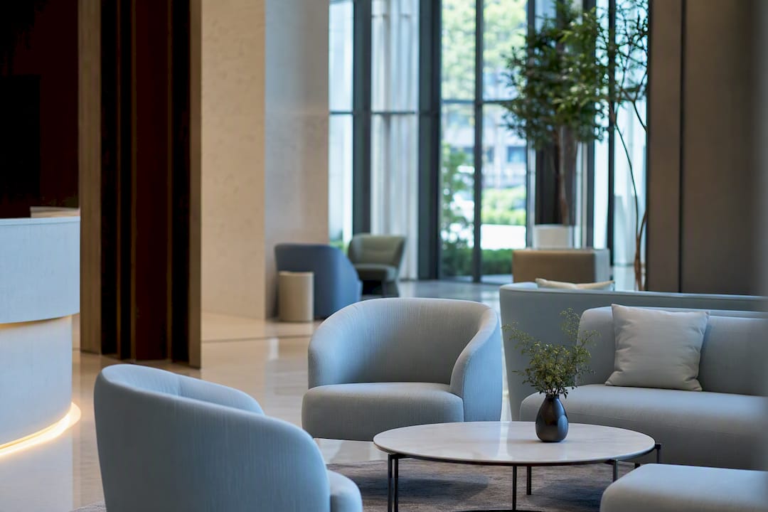 Moderne Hotellobby am Eingang ohne Personen